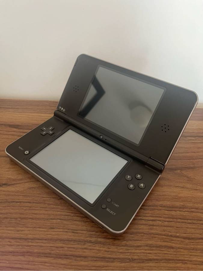 Nintendo Dsi XL - modded 200+ games