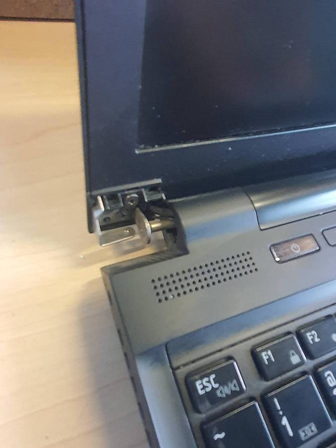 Toshiba TECRA R850-F42N Laptop for Spares NOT Working.