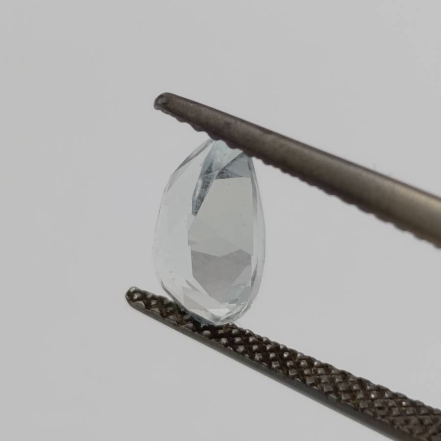 Natural aquamarine of 1,05 carat Pear shape - light toned blue with Gemlab certificate