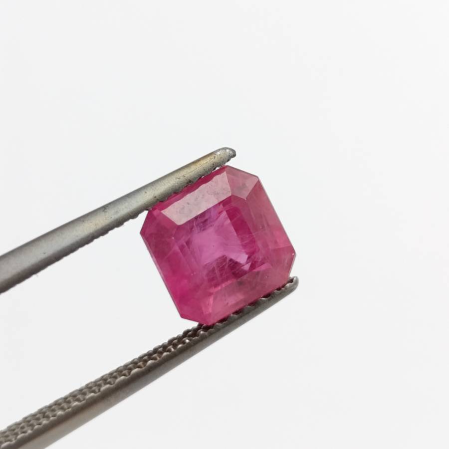Fracture filled Ruby square emerald cut - 2,34 carat with Gemlab certificate