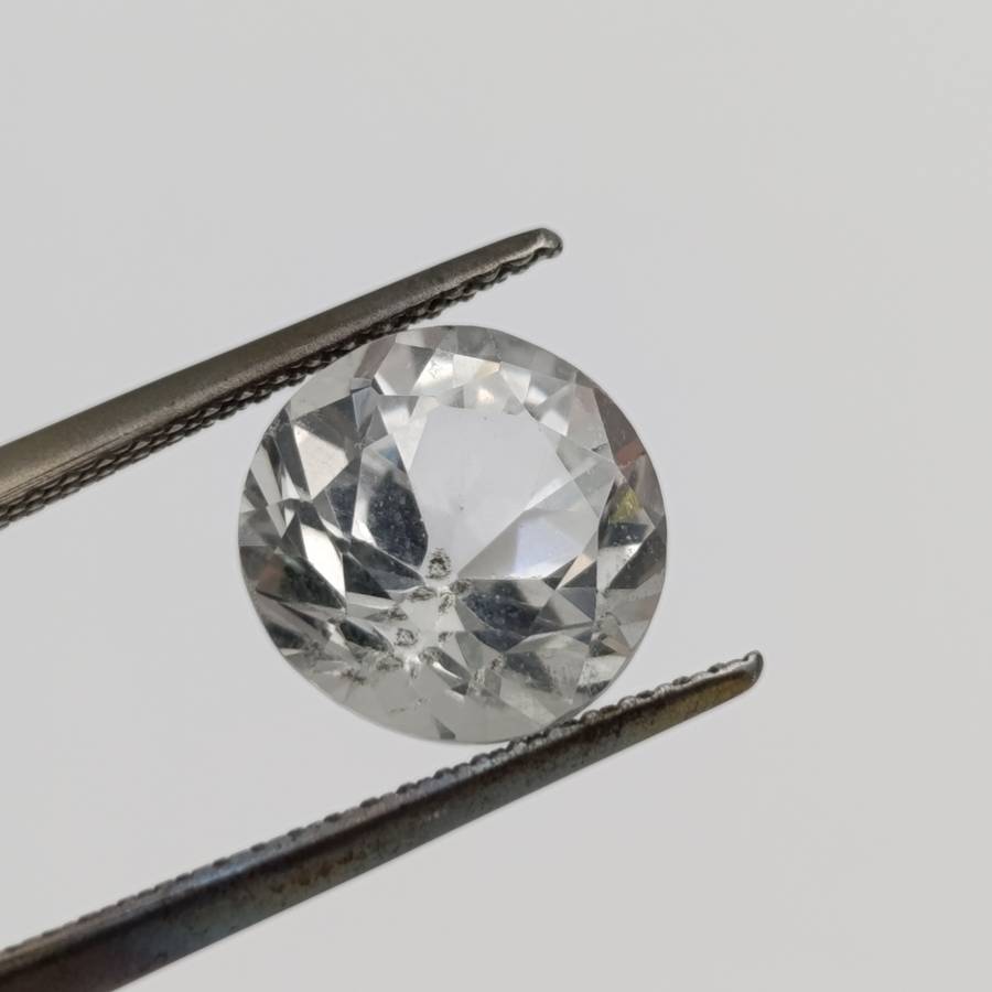 Colourless Topaz of 3.8 carat Round mixed cut with Gemlab certificate