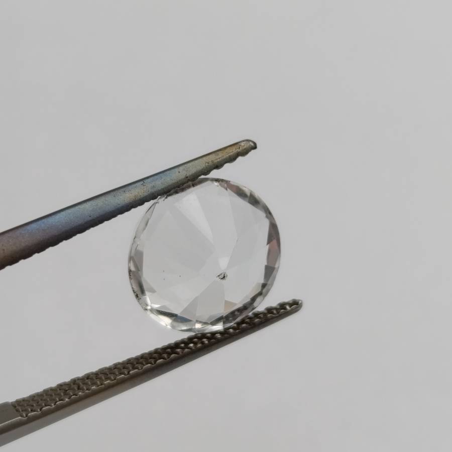 Colourless Topaz of 3.8 carat Round mixed cut with Gemlab certificate