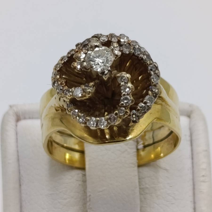 18kt Yellow Gold diamond ring with 0.20kt diamond surrounded by 40 small diamonds - weighs 8.4g