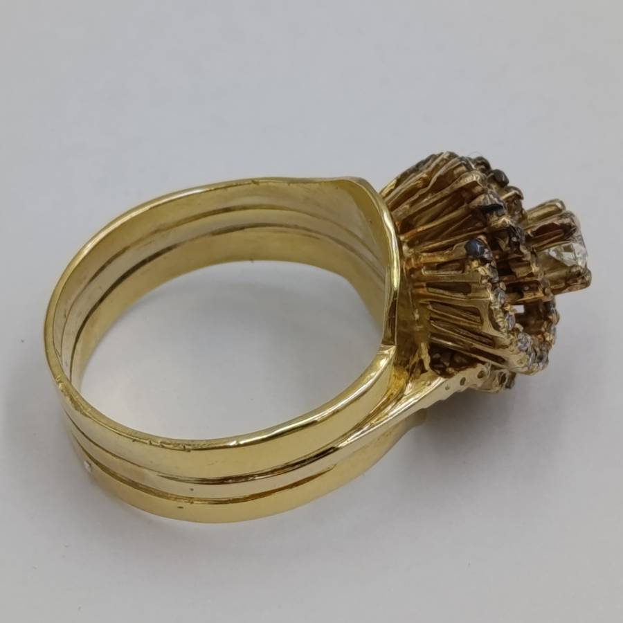 18kt Yellow Gold diamond ring with 0.20kt diamond surrounded by 40 small diamonds - weighs 8.4g