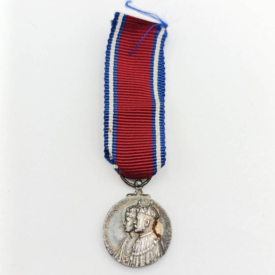 1935 King George V 25 Year reign miniature medal