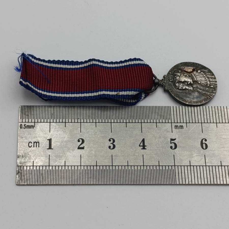 1935 King George V 25 Year reign miniature medal
