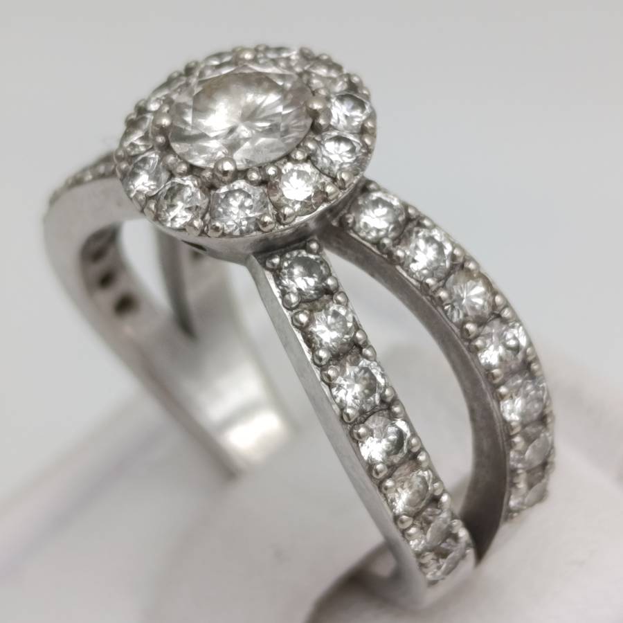 9kt White Gold diamond ring with 0,52ct diamond surrounded by 40 small diamonds - weighs 5.8g