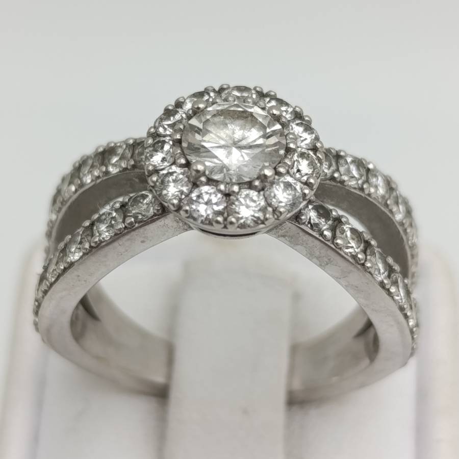 9kt White Gold diamond ring with 0,52ct diamond surrounded by 40 small diamonds - weighs 5.8g