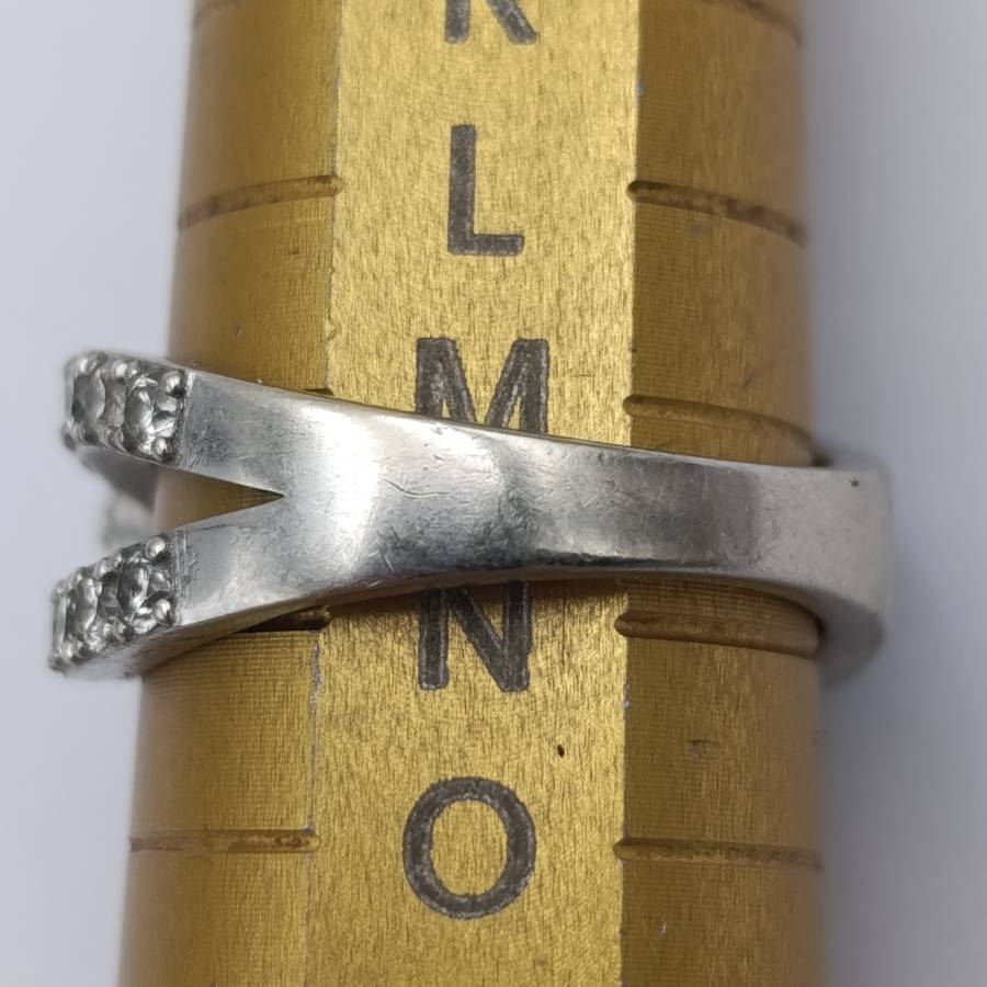 9kt White Gold diamond ring with 0,52ct diamond surrounded by 40 small diamonds - weighs 5.8g