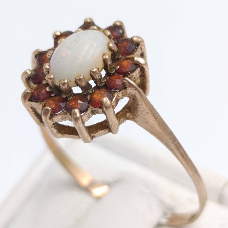 Antique 9kt Gold ring with opal surrounded by Garnets - weighs 2.4g