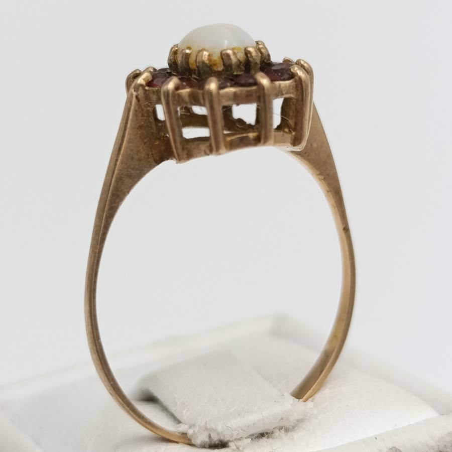 Antique 9kt Gold ring with opal surrounded by Garnets - weighs 2.4g