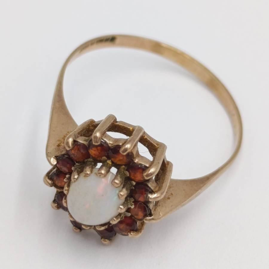 Antique 9kt Gold ring with opal surrounded by Garnets - weighs 2.4g