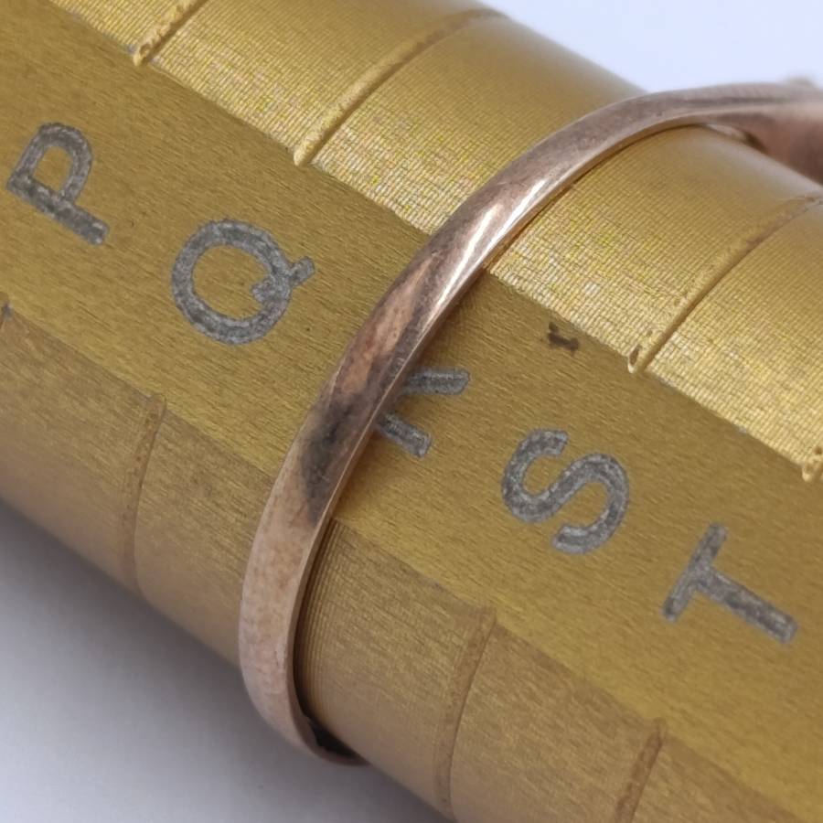 Antique 9kt Gold ring with opal surrounded by Garnets - weighs 2.4g