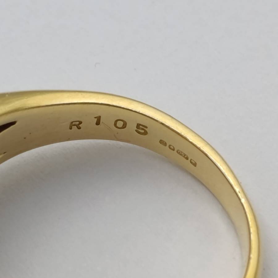 18kt gold ring with ruby of about 0,85ct and 52 beautiful diamonds - weight 8,9g
