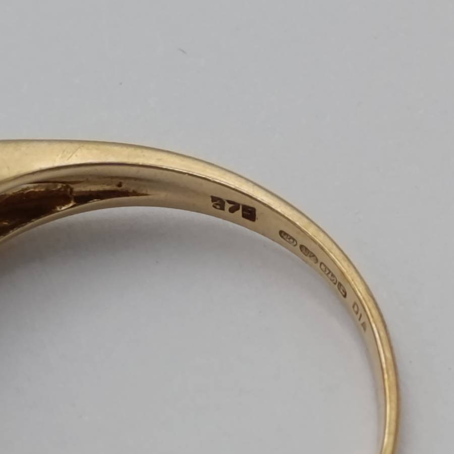 9kt gold ring with 22 diamonds - weight 3g