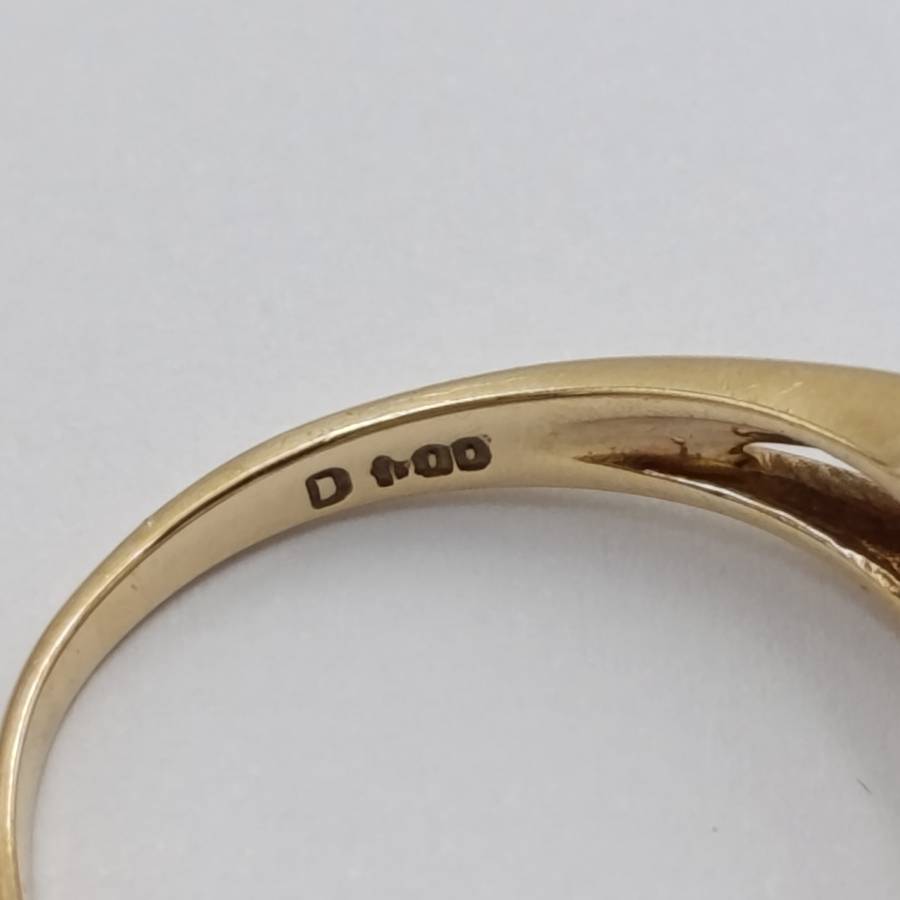 9kt gold ring with 22 diamonds - weight 3g