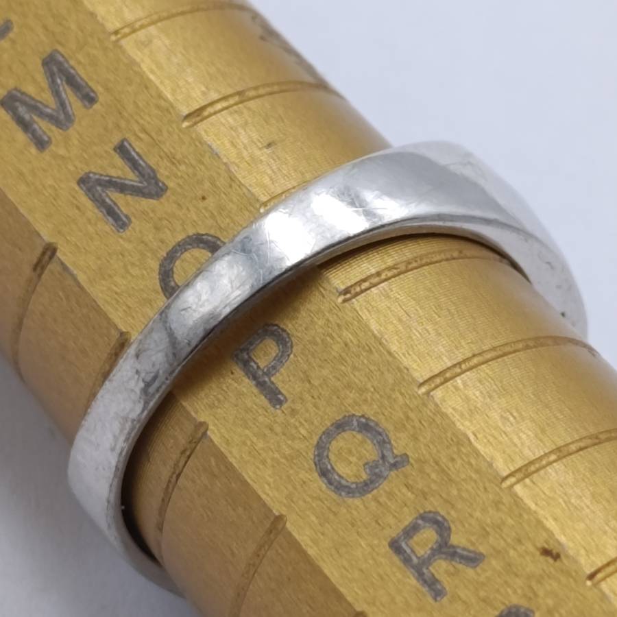 9kt white gold ring with 2 diamonds and 29 dark blue sapphires - weight 3.5g