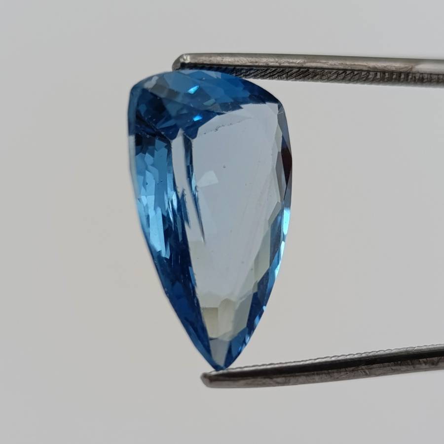 Beautiful blue teardrop topaz of 9,18ct
