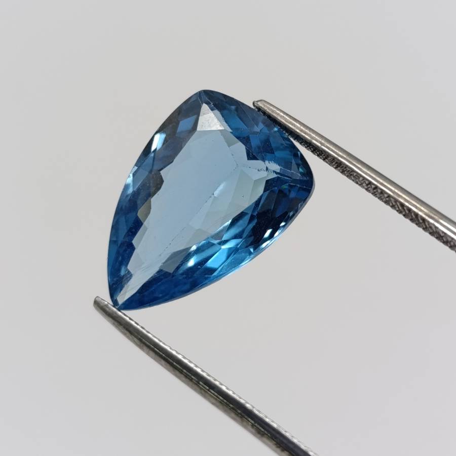 Beautiful blue teardrop topaz of 9,18ct