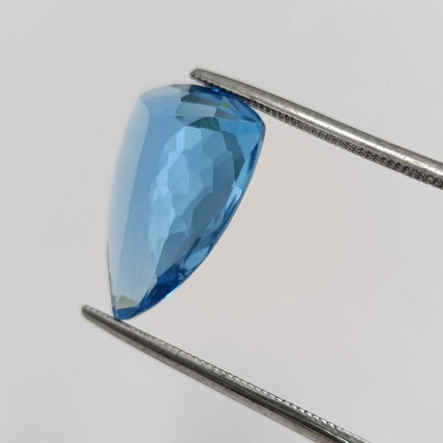Beautiful blue teardrop topaz of 9,18ct