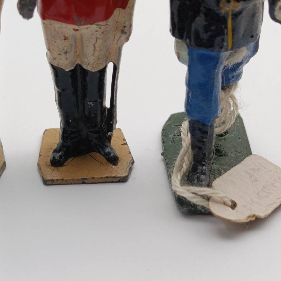 Lot of 5 vintage Britains Ltd lead soldiers with damaged weapons