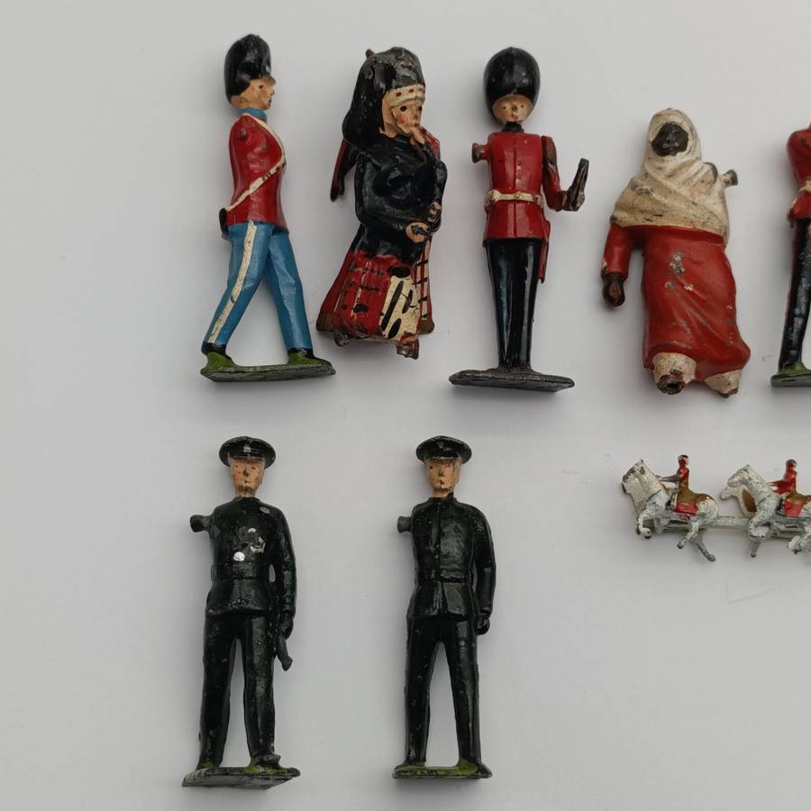 Lot of vintage Britains Ltd cavalry lead soldiers - damaged