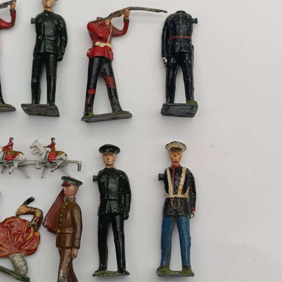 Lot of vintage Britains Ltd cavalry lead soldiers - damaged
