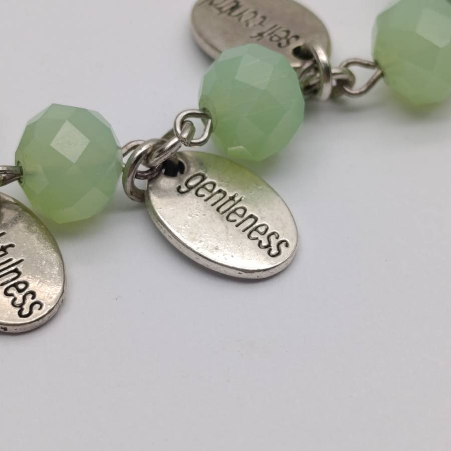 Prehnite attribute bracelet with 12 stones