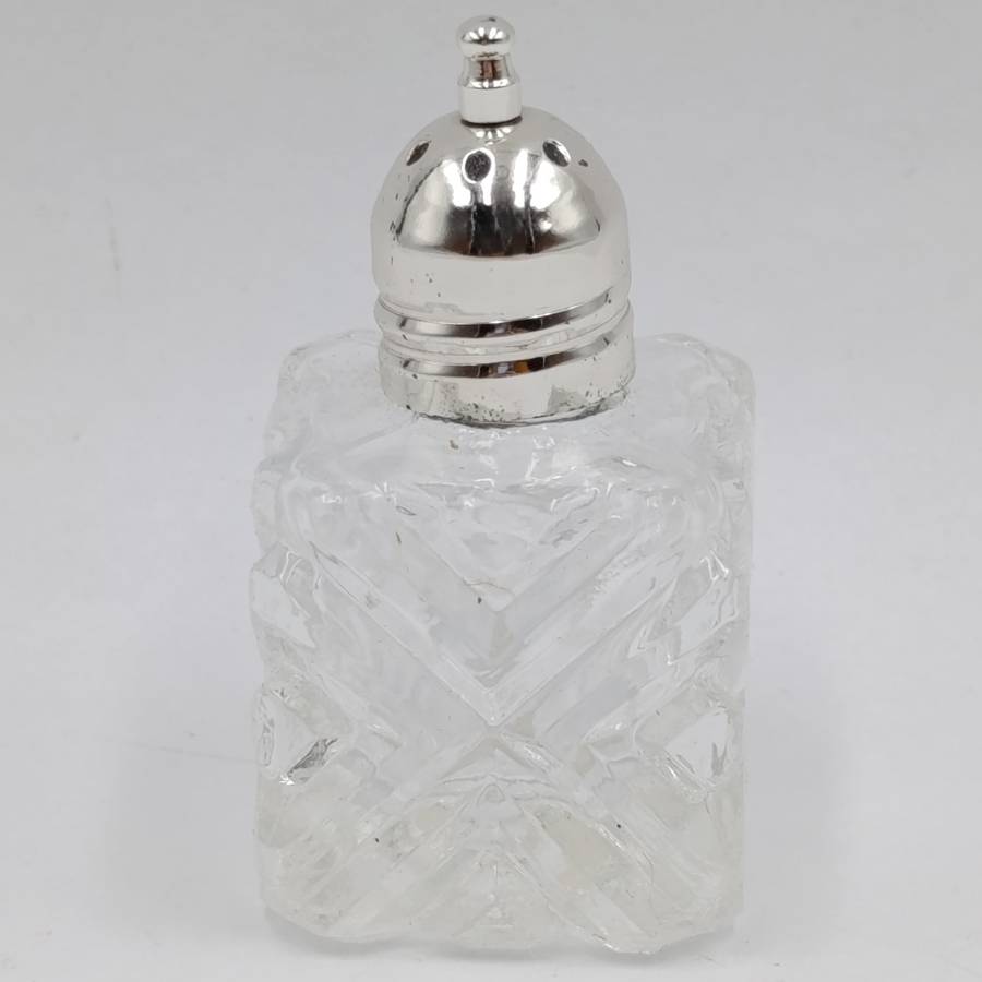 Lot of 8 salt shakers unused/undamaged in original box