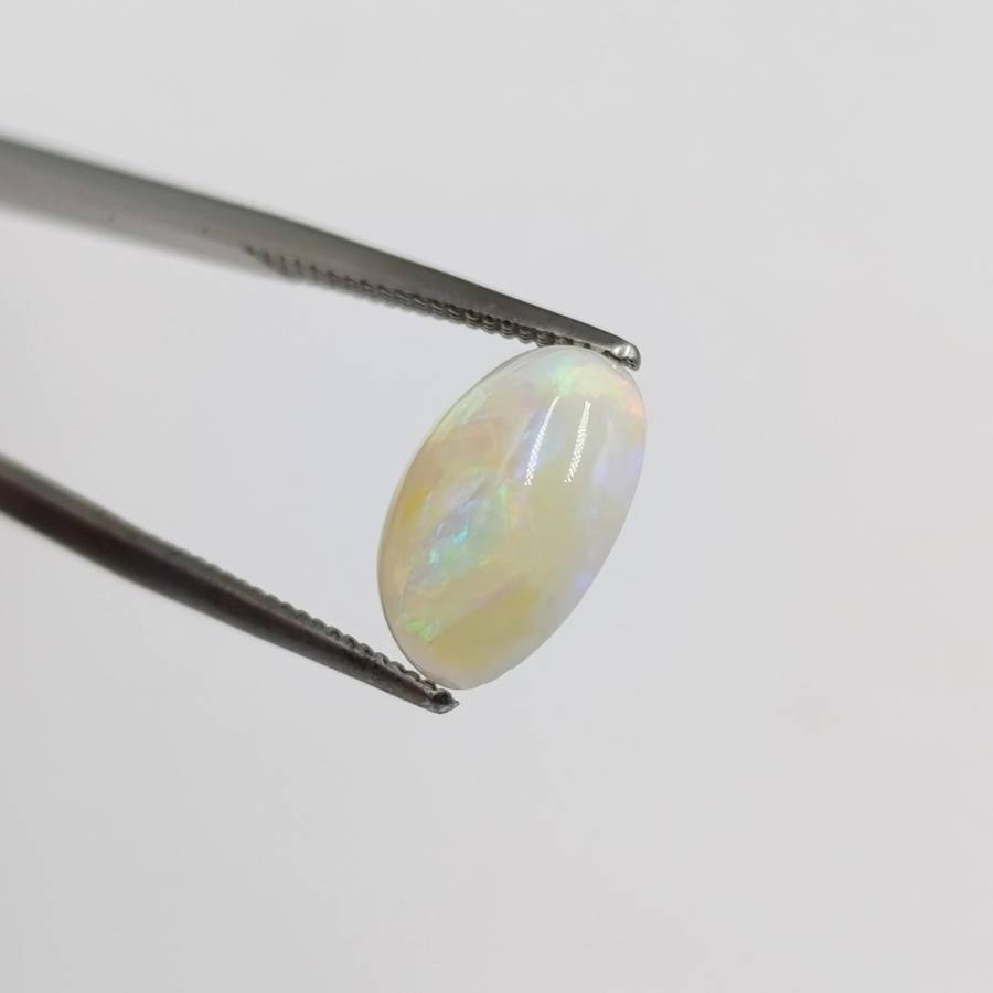 Beautiful multi color opal of 2,1 carat
