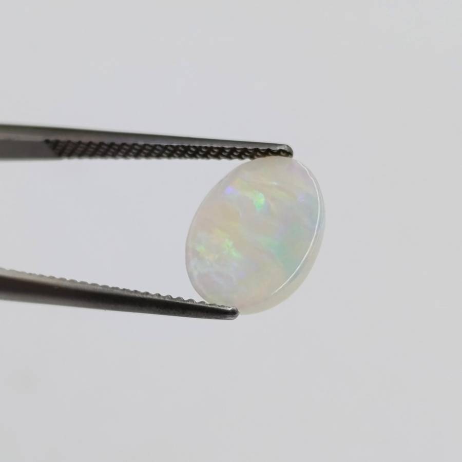 Beautiful multi color opal of 2,1 carat