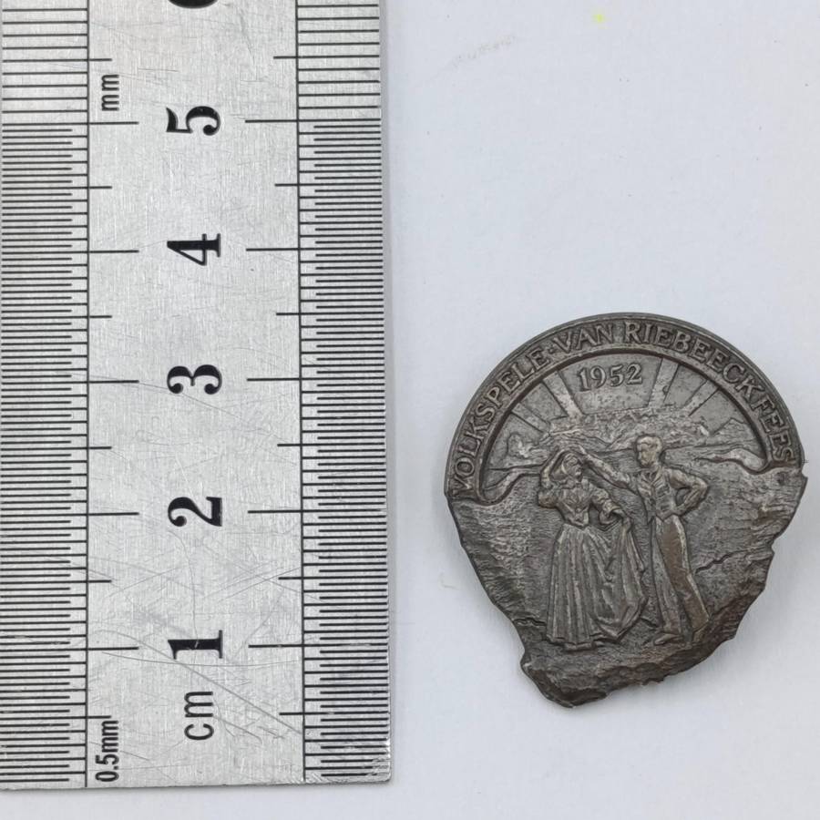 1952 Van Riebeeck Festival Volkspele pin badge