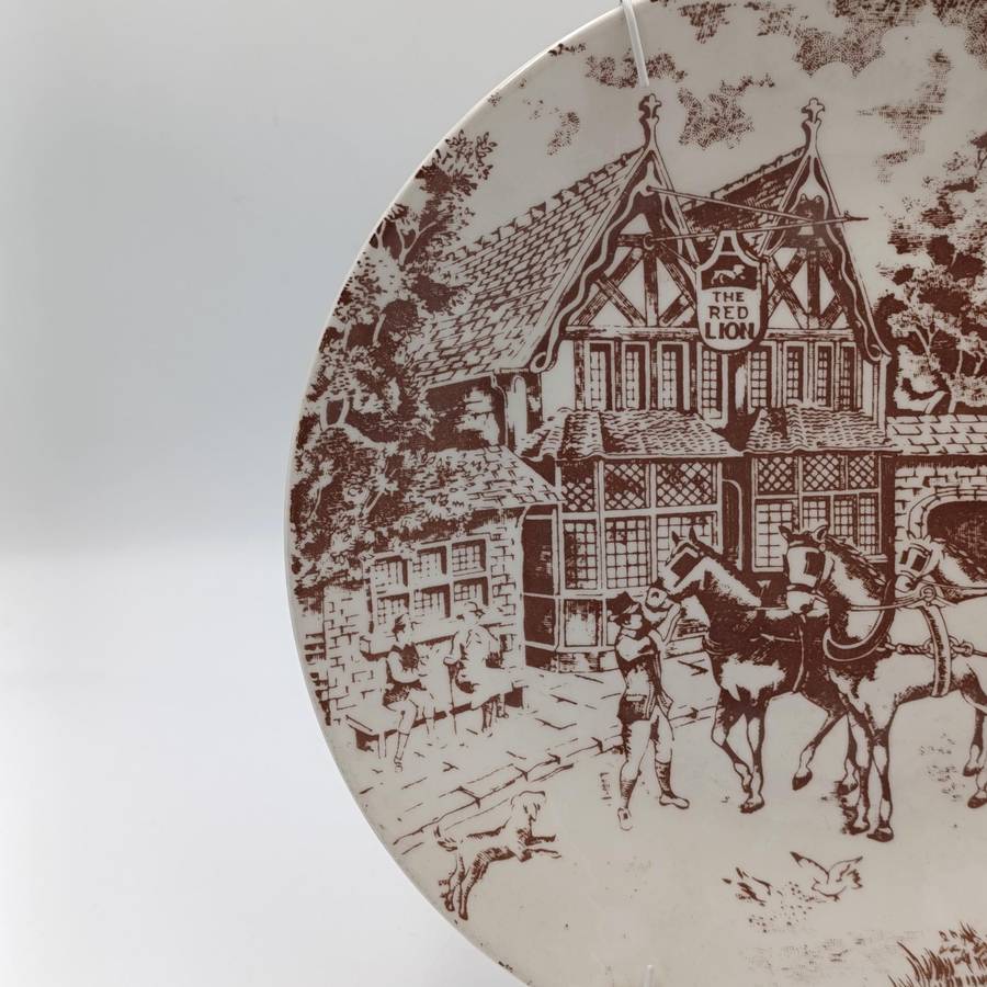 Vintage Constantia "Coaching Scenes" porcelain plate - The Red Lion