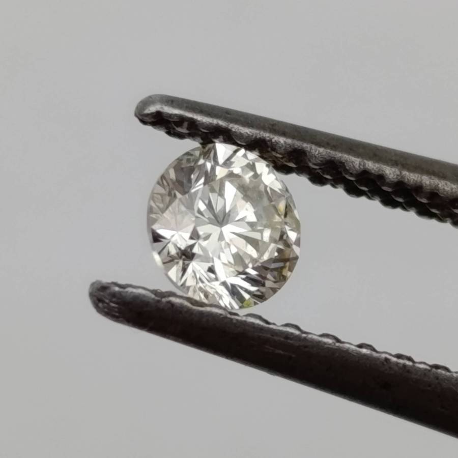 Round Brilliant diamond of 0.207ct, colour J, SI2 clarity with IDL certification