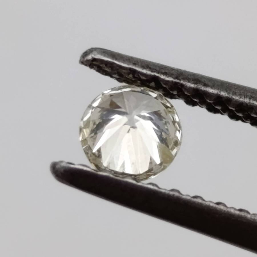 Round Brilliant diamond of 0.207ct, colour J, SI2 clarity with IDL certification