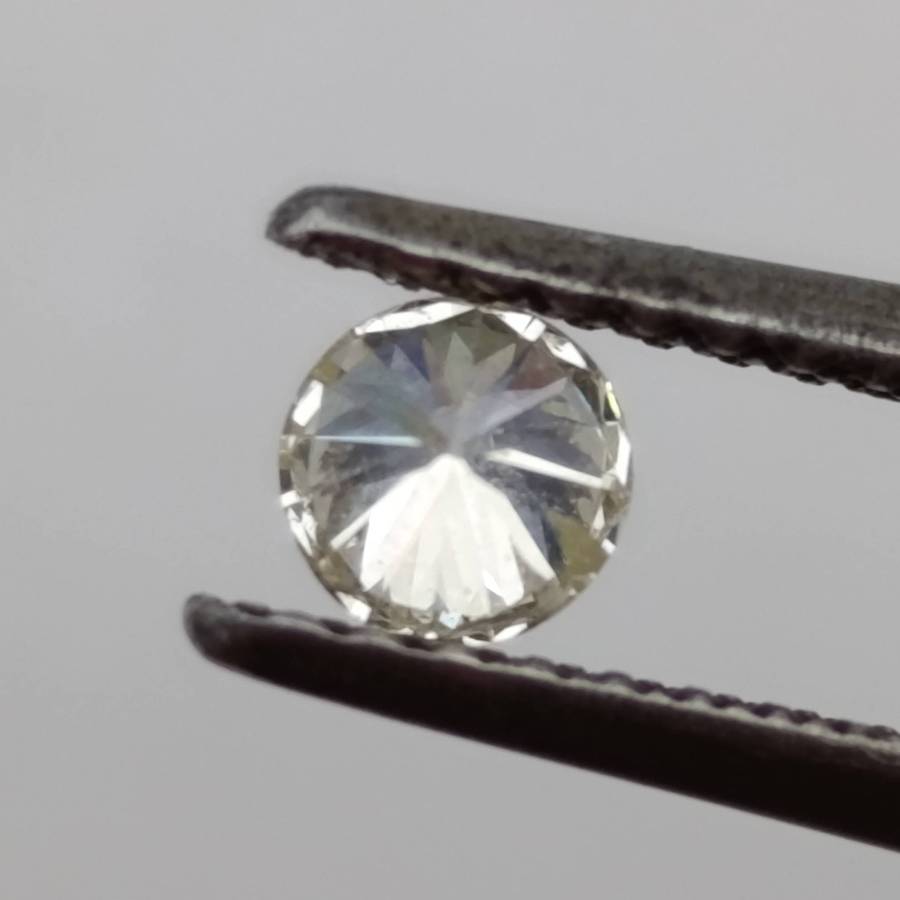 Round Brilliant diamond of 0.207ct, colour J, SI2 clarity with IDL certification