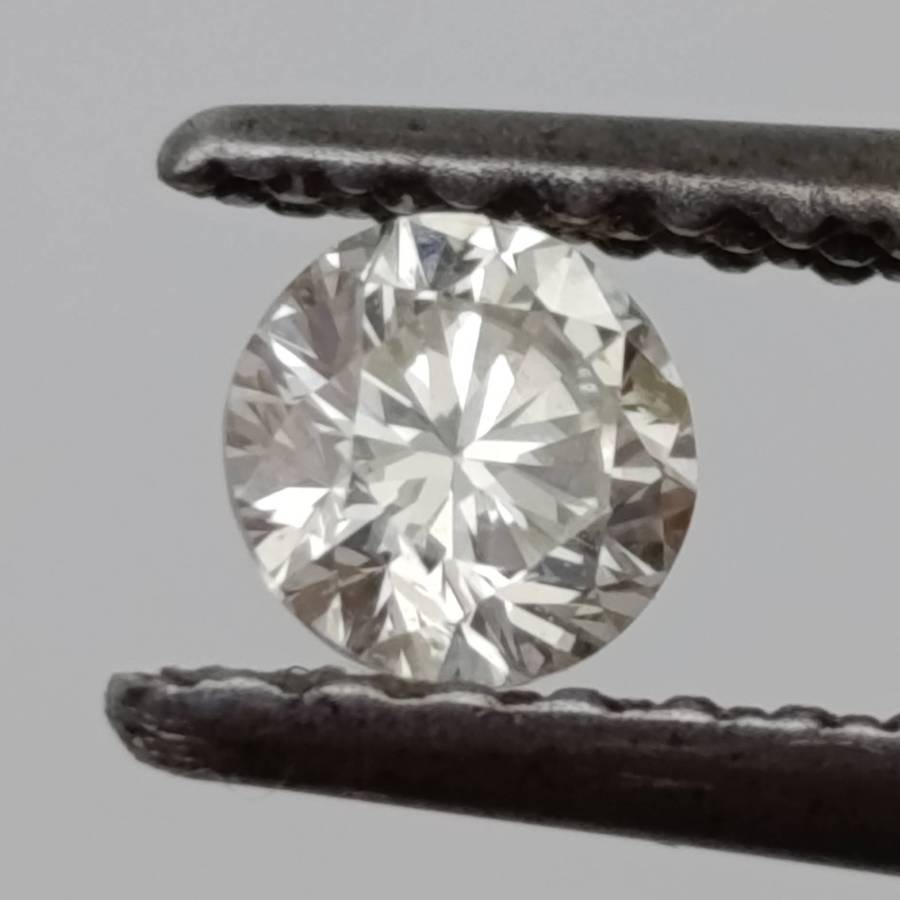 Round Brilliant diamond of 0.207ct, colour J, SI2 clarity with IDL certification