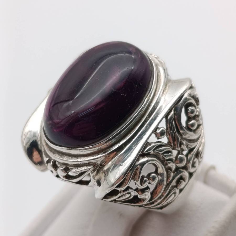 Sterling silver ring with Cabochon amethyst weight 10.3g