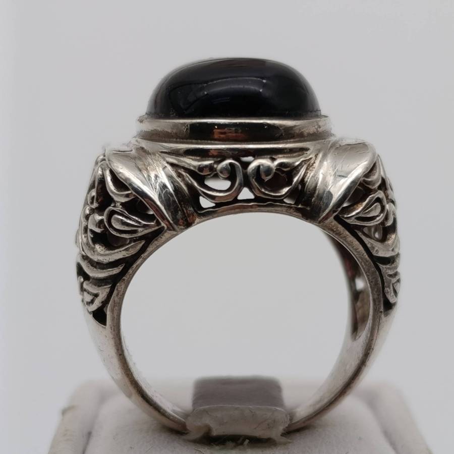 Sterling silver ring with Cabochon amethyst weight 10.3g