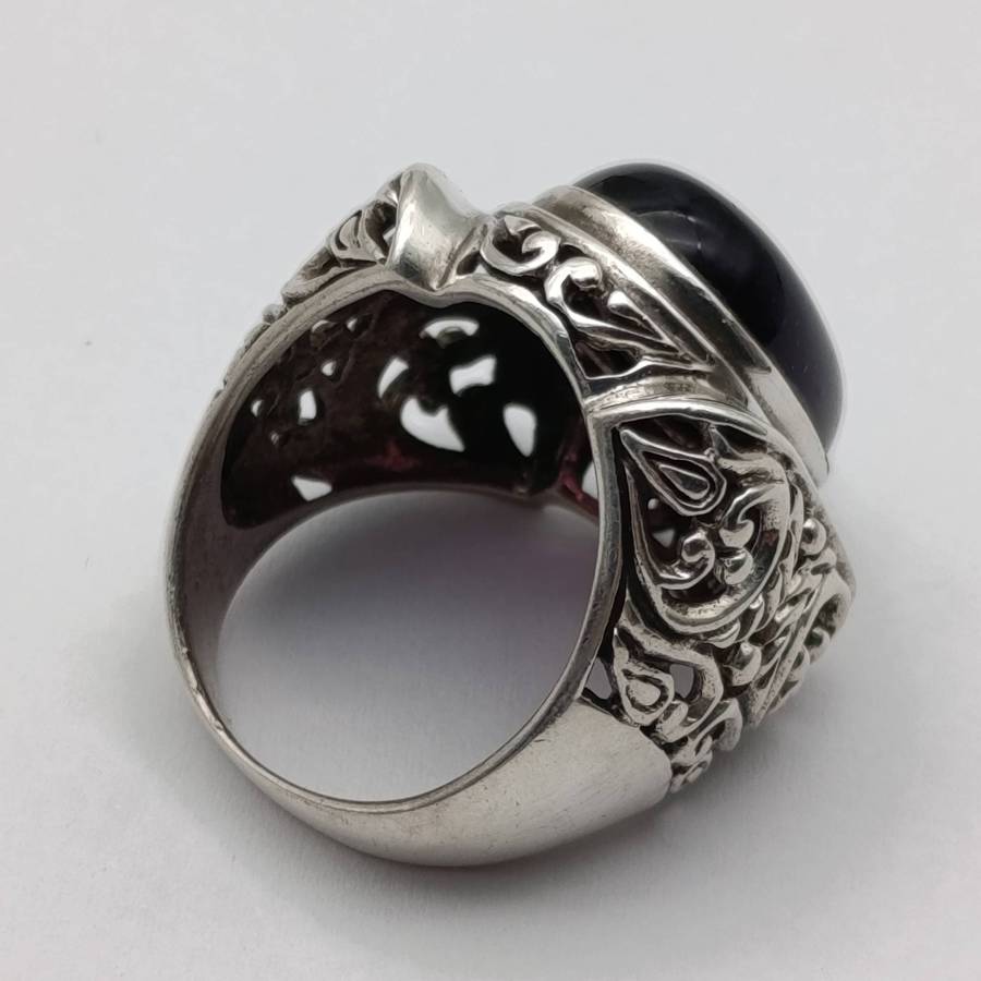 Sterling silver ring with Cabochon amethyst weight 10.3g