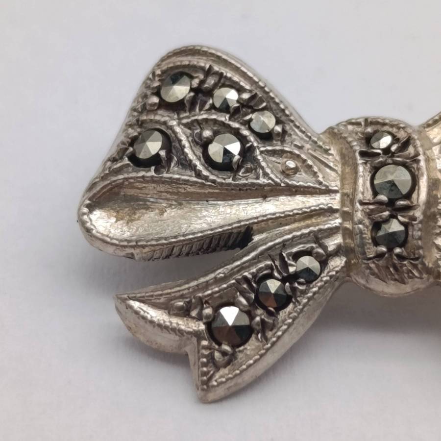 Vintage silver marcasite ribbon brooch - weighs 2.7g