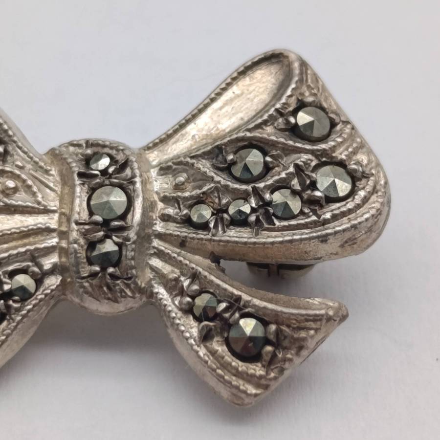 Vintage silver marcasite ribbon brooch - weighs 2.7g
