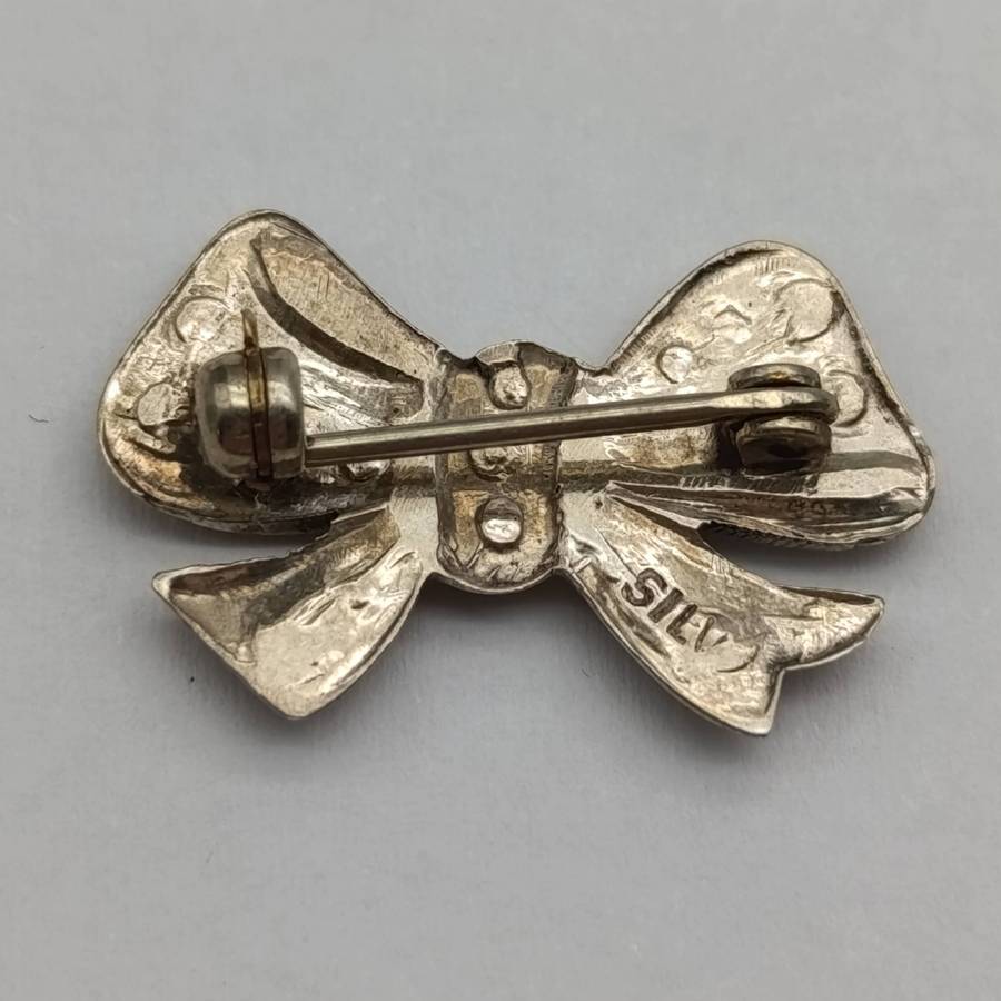 Vintage silver marcasite ribbon brooch - weighs 2.7g