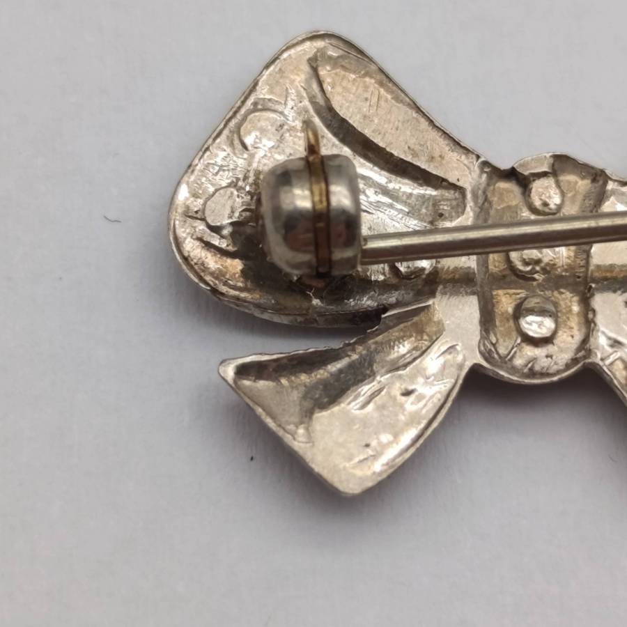Vintage silver marcasite ribbon brooch - weighs 2.7g