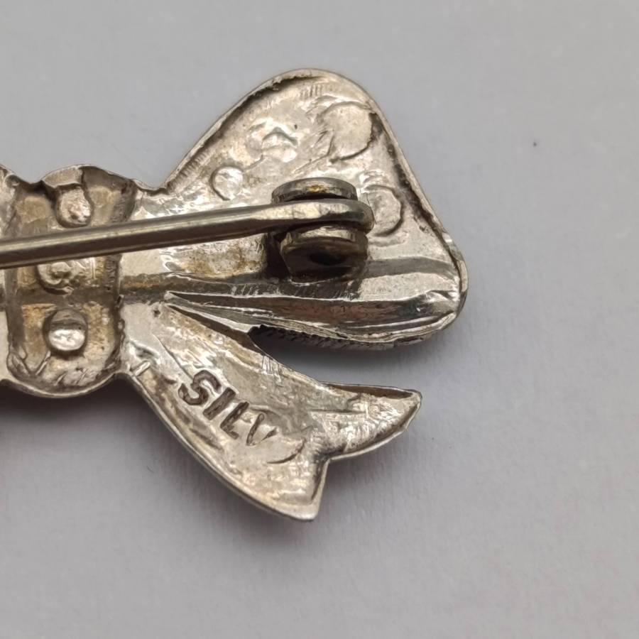 Vintage silver marcasite ribbon brooch - weighs 2.7g