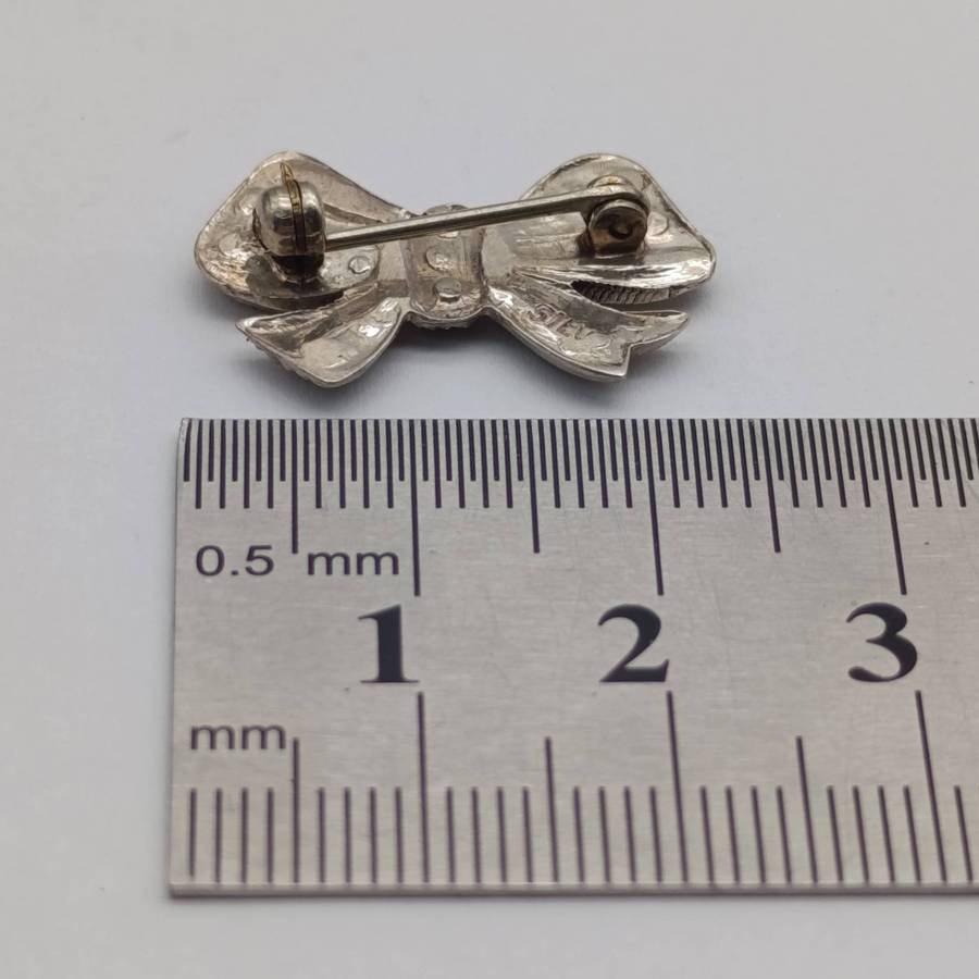 Vintage silver marcasite ribbon brooch - weighs 2.7g