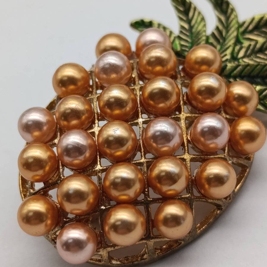 Vintage pineapple brooch excellent condition