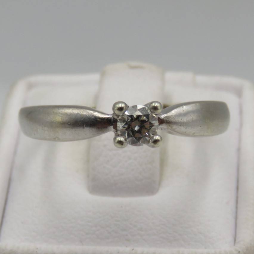 9kt white gold ring with 0.25 carat diamond (high quality) weight 3.2g, Size P