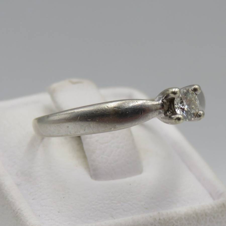 9kt white gold ring with 0.25 carat diamond (high quality) weight 3.2g, Size P