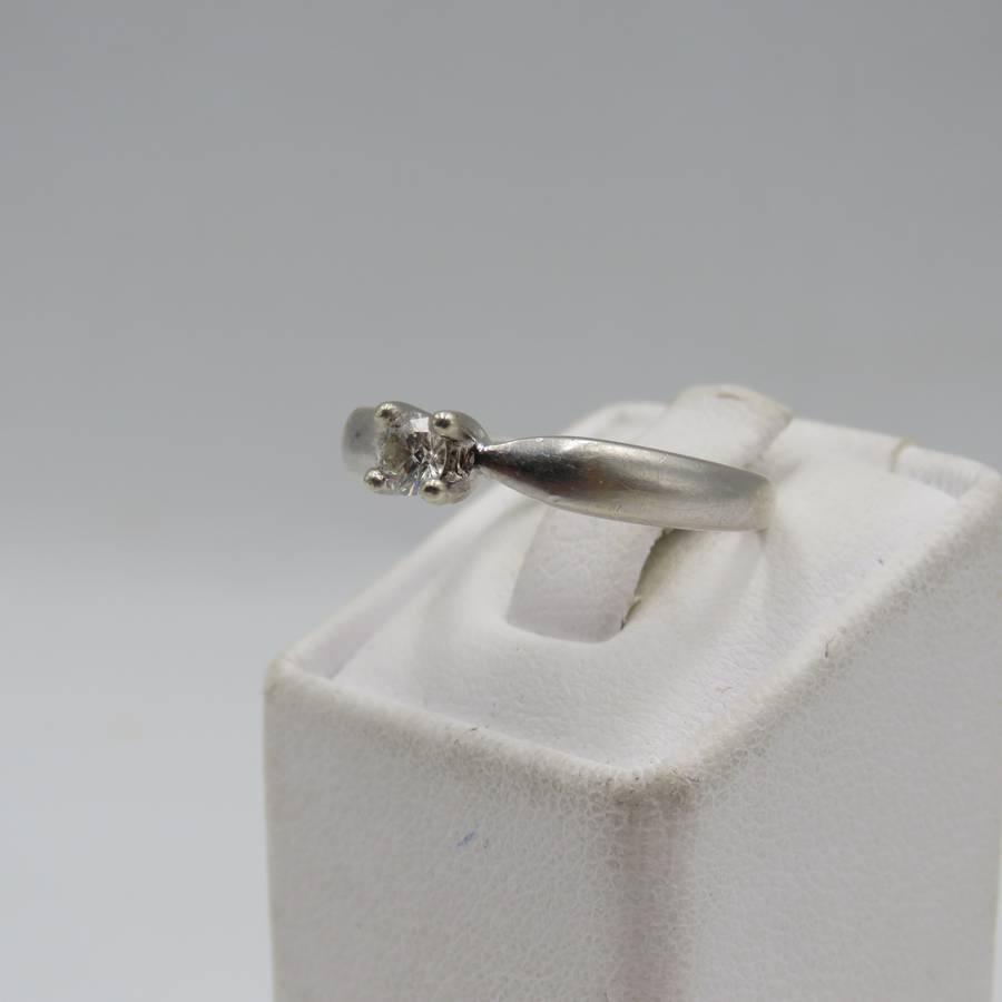 9kt white gold ring with 0.25 carat diamond (high quality) weight 3.2g, Size P